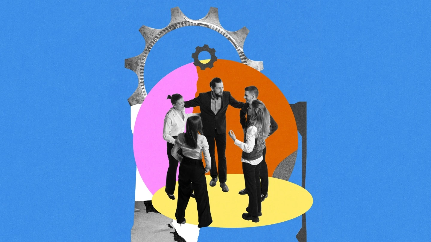 Un equipo de cinco trabajadores que conversa en corro para resolver un desafío de team building