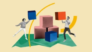 Una mujer y un hombre juntan cajas en un escape room de team building